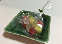 こはく寒の小袋を進呈